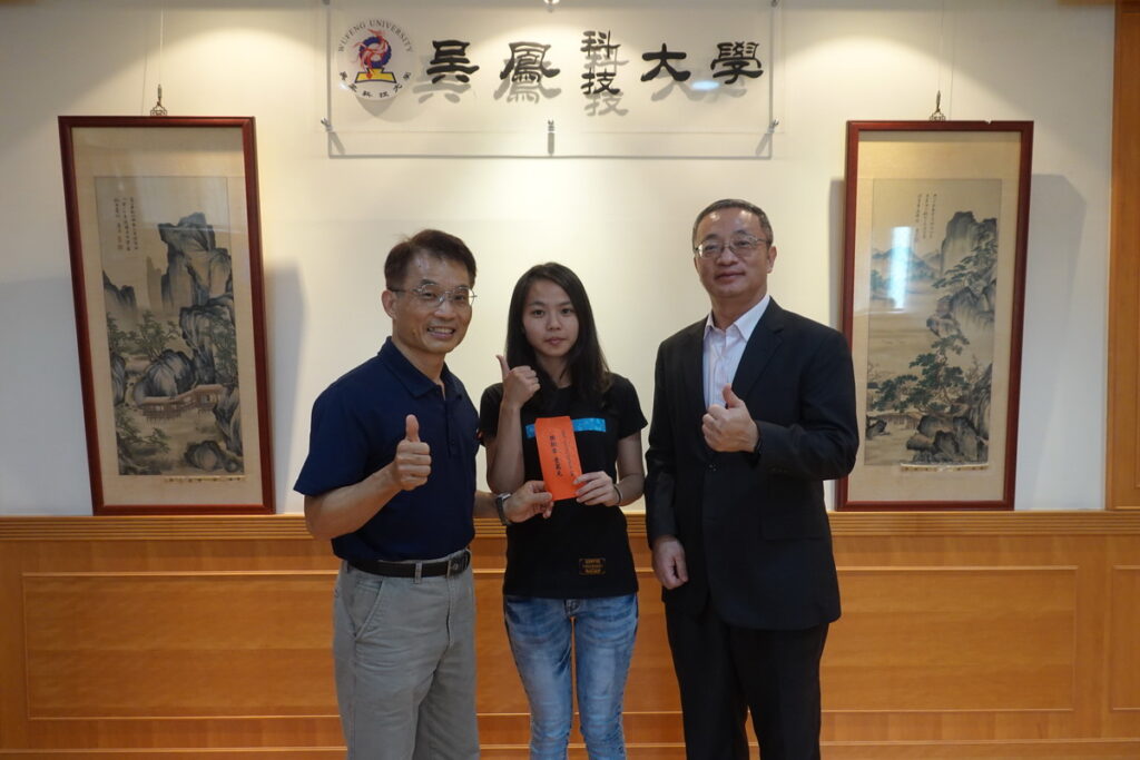 圖文說明:吳鳳科大校長蔡宏榮(右1)與榮月科教文教育基金會高文顯董事長(左1)與戴孜穎同學合影