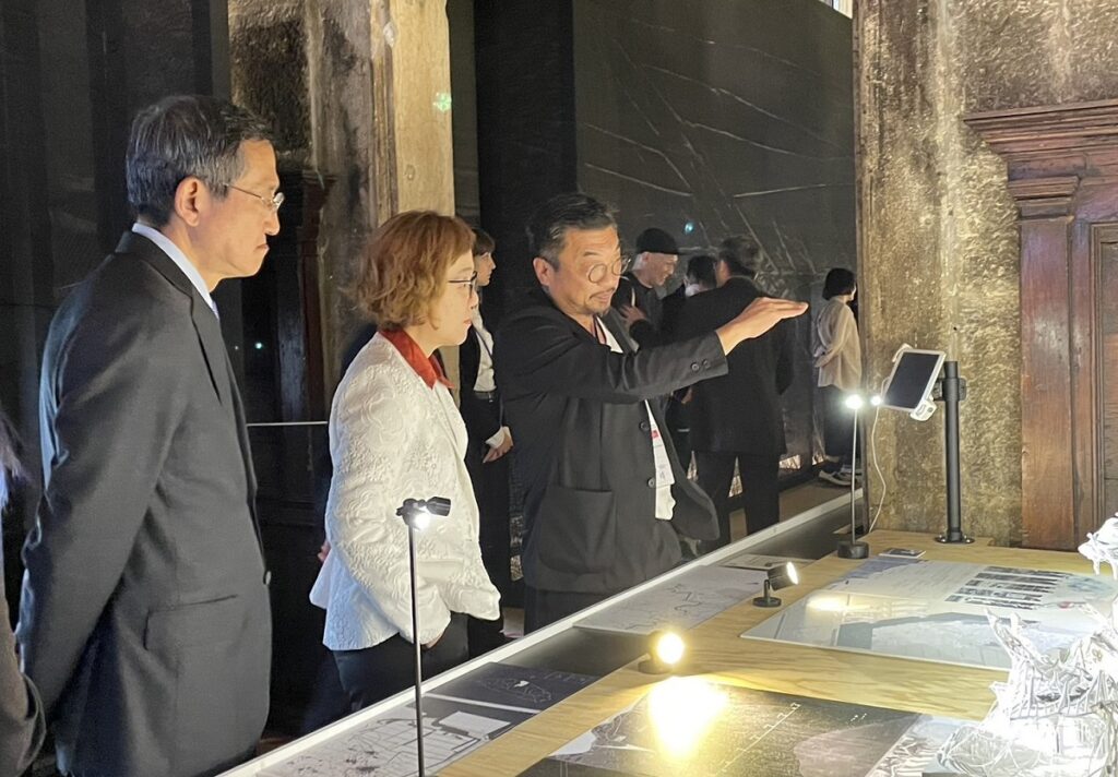 策展人曾瑋導覽(左至右:駐義大利代表處大使蔡允中、文化部政務次長王時思、策展人曾瑋)╱國立臺灣美術館提供(圖/國美館提供)