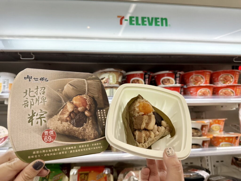 7-ELEVEN首創開發「免沾手肉粽」貼心將粽葉事先處理拆解，盒裝販售拆封即食，方便民眾隨時輕鬆感受節令氛圍