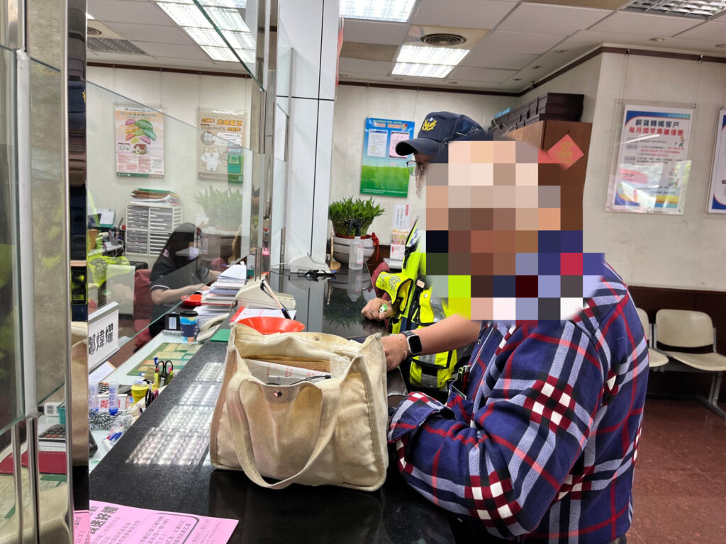 警方立即與行員合力勸說丁翁此為典型的交友詐騙,切勿上當受騙