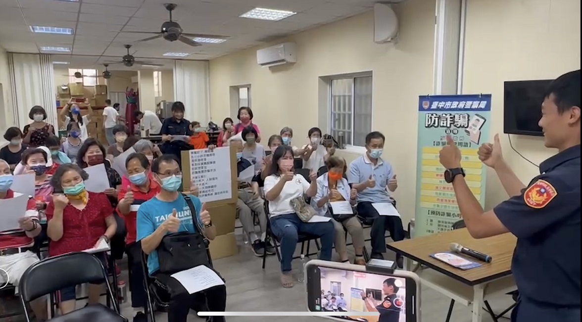 ▲ 中市警四分局南屯派出所深入社區進行反詐騙宣導 (圖/台中市警察局 提供)
