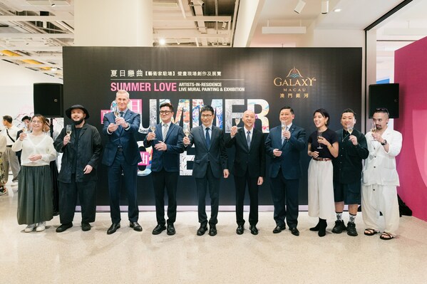 澳門特別行政區政府旅遊局副局長程衛東先生(左五)、澳門特別行政區政府文化局副局長鄭繼明先生(左四)、澳門美術協會會長陸曦先生(右五)、銀河娛樂集團首席營運總監— 澳門祁嘉杰先生(左三)、綜合娛樂服務部高級董事葉燕民先生(右四)及五位藝術家到場祝賀是次活動成功舉辦。 澳門特別行政區政府旅遊局副局長程衛東先生(左五)、澳門特別行政區政府文化局副局長鄭繼明先生(左四)、澳門美術協會會長陸曦先生(右五)、銀河娛樂集團首席營運總監— 澳門祁嘉杰先生(左三)、綜合娛樂服務部高級董事葉燕民先生(右四)及五位藝術家到場祝賀是次活動成功舉辦。