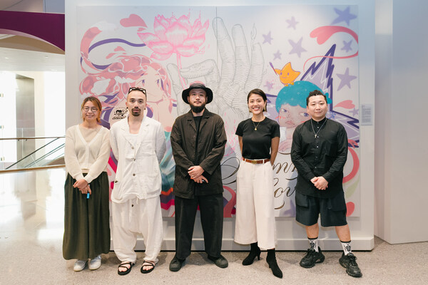 揭幕儀式上還首次展出了一幅由五位港澳藝術家聯合創作的大型畫作,融合了各人獨特的作畫風格和技法合力呈獻「夏日戀曲」這一主題,表達了港澳藝術家之間的創作交流熱烈之寓意。 揭幕儀式上還首次展出了一幅由五位港澳藝術家聯合創作的大型畫作,融合了各人獨特的作畫風格和技法合力呈獻「夏日戀曲」這一主題,表達了港澳藝術家之間的創作交流熱烈之寓意。