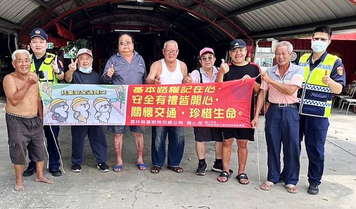 向長者宣導交通安全觀念 和心警發送反光貼紙保平安