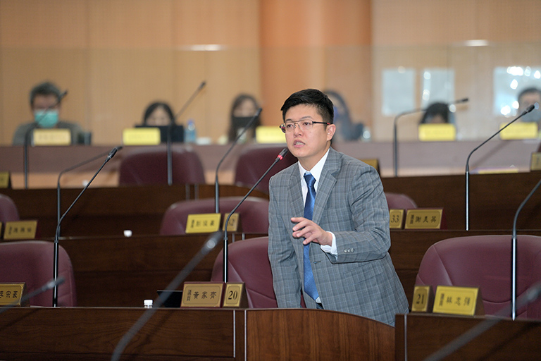 正光花園新城列入危險建築,市議員黃家齊:應直接安置弱勢住戶。(圖/市議會提供)