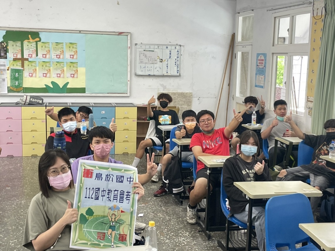 漾新聞|會考第一天 鳥松國中考生認社會與數學科偏易 家長防疫不陪考「探班送飲料向老師致敬」超窩心