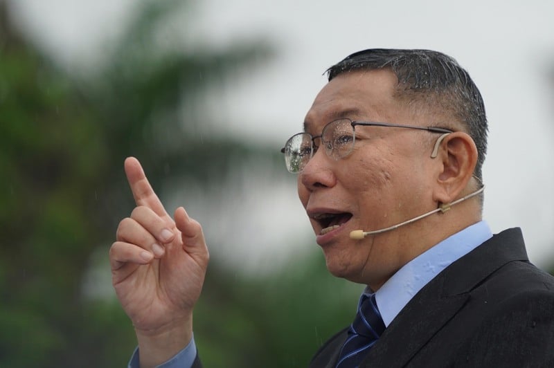台灣民眾黨主席柯文哲今在大雨中宣布參選總統。中央社
