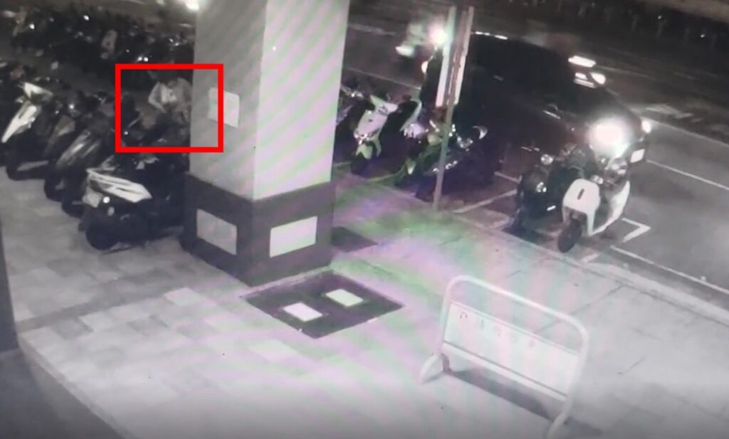 ▲ 蔡姓女子操作手機叫UBER太緊張,不慎擱下隨身側背包 (圖/台中市警察局 提供)