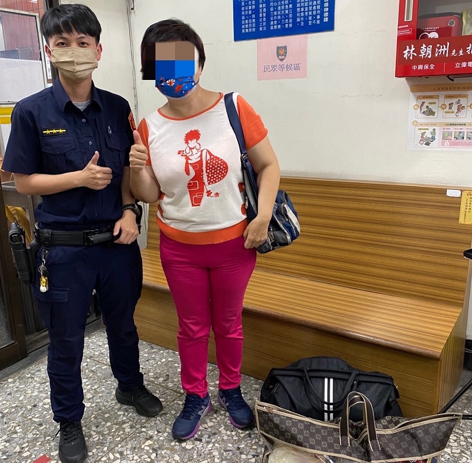 ▲ 民權派出所員警發揮辦案精神,細心尋獲失落包包 (圖/台中市警察局 提供)