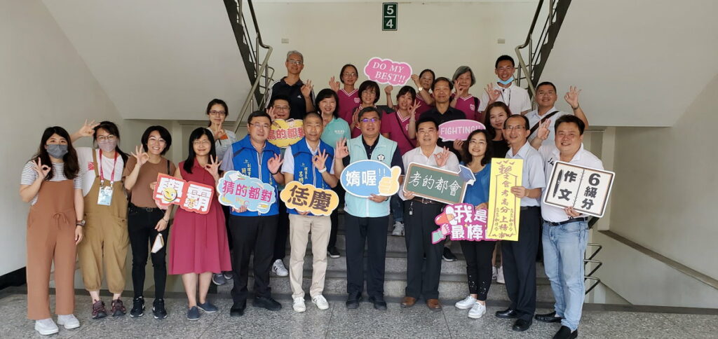 教育處長巡視考場為學生加油