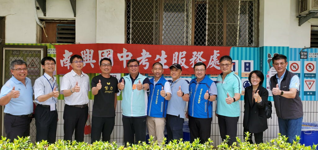 教育處長巡視考場為學生加油