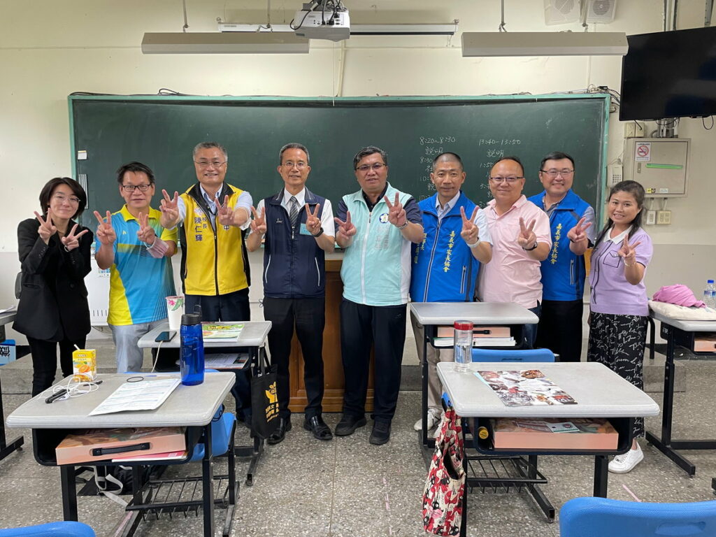 教育處長巡視考場為學生加油
