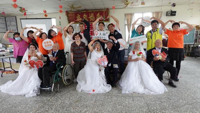 阿公阿嬤們相約520浪漫牽手 弘道舉辦不老婚禮圓夢