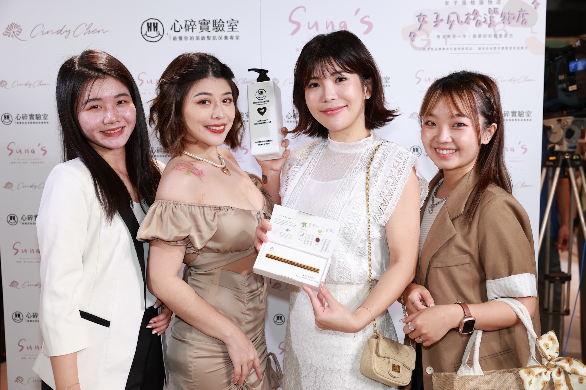 藝人林吟蔚與蜜桃女神壯壯與粉絲近距離互動,林吟蔚更是將自己的主理的斜槓品牌再次推廣於實體百貨通路。(圖/心碎實驗室提供)