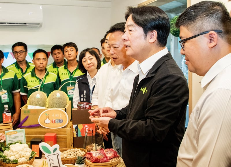 賴清德(右2)21日由嘉義縣長翁章梁(右3)陪同訪視嘉義縣地方創生青年團「六腳青實驗事」。中央社