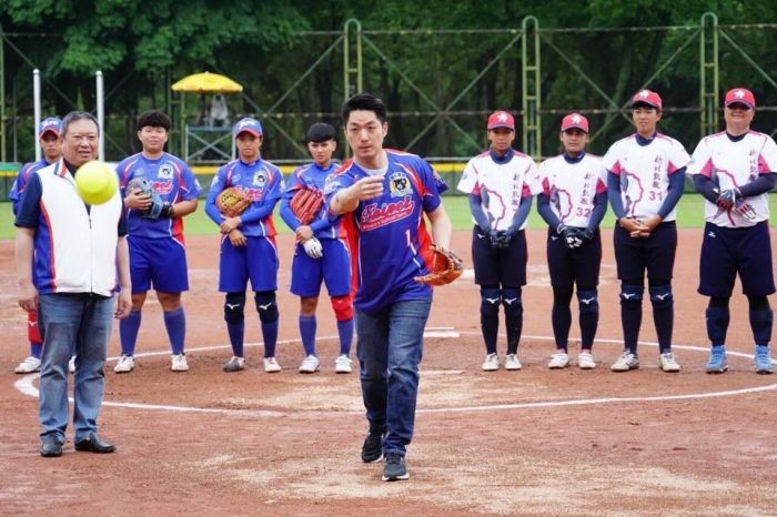 企業女子壘球聯賽台北開幕戰 蔣萬安為賽事開球
