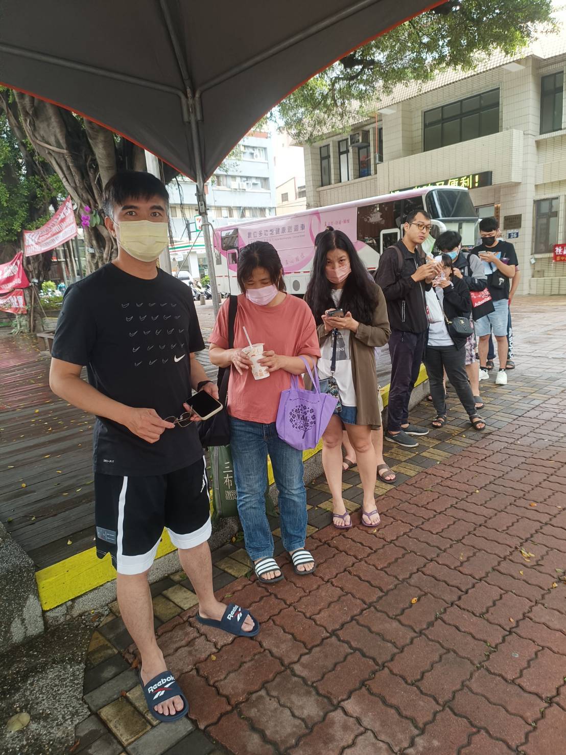 ▲昨日捐血日活動大排長龍盛況空前,08:30即發完200張號碼牌。 (圖/記者謝榮浤翻攝)