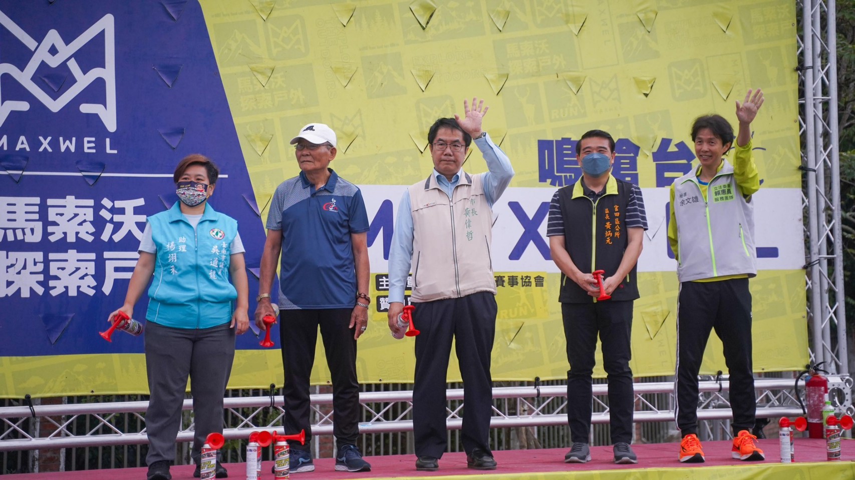 台南市市長黃偉哲為跑友們加油打氣，市長勉勉勵大家跑出健康、跑出愉快。(圖/台灣運動賽事協會提供)