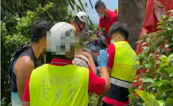 宜蘭外澳飛行傘墜民宅! 女子頭部撕裂傷送陽明急救