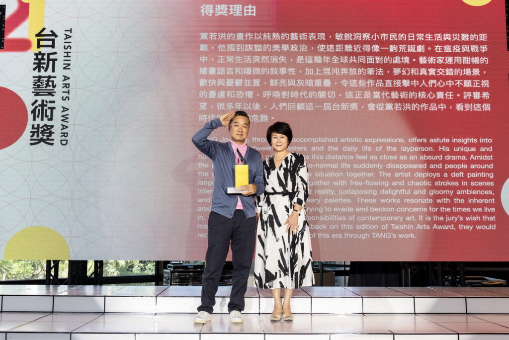 第21屆台新藝術獎林曼麗董事頒發獎項於年度大獎得主-黨若洪 林曼麗(右)