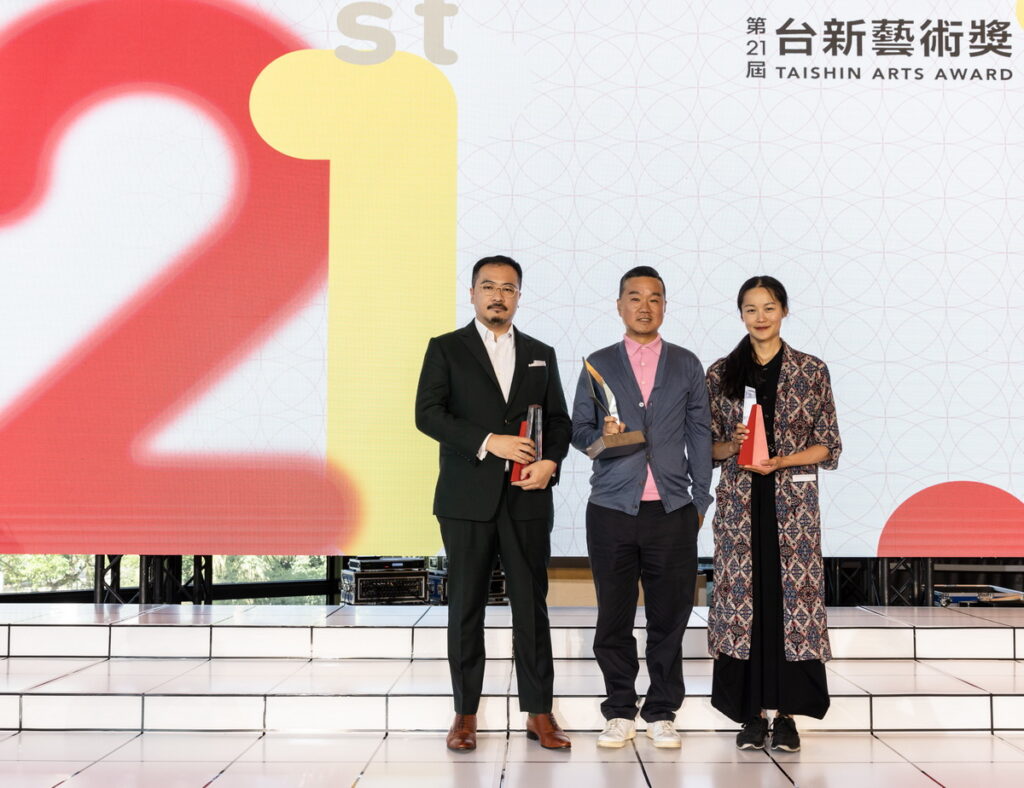 第21屆台新藝術獎 三大獎得主合影 左至右 高森信男、黨若洪、李貞葳