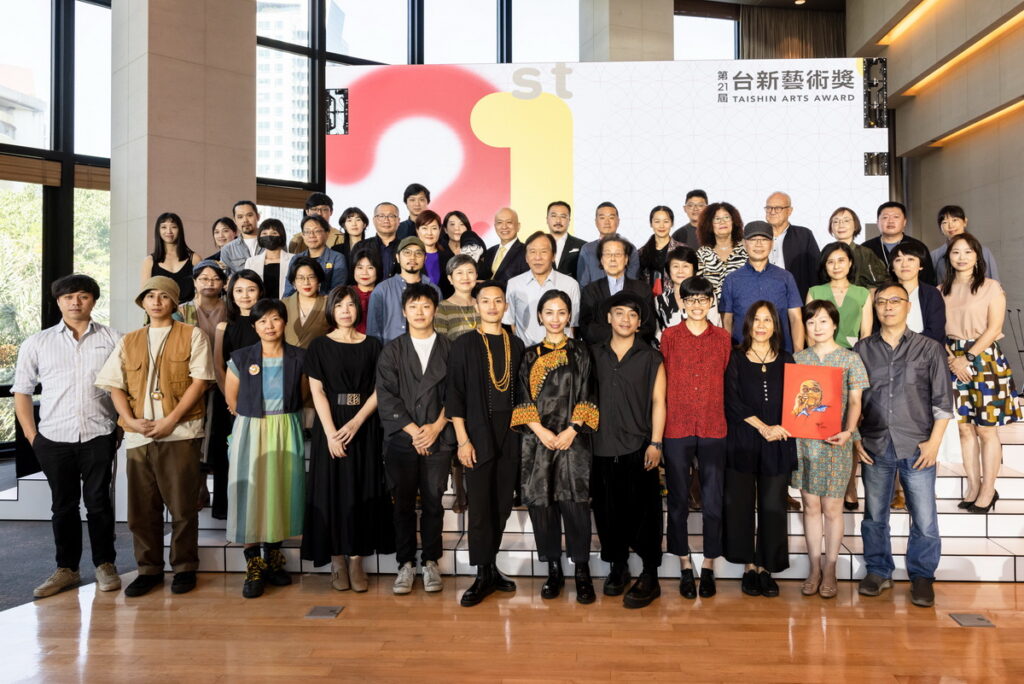 第21屆台新藝術獎提名觀察人、決選團、三大獎得主及所有入圍藝術團隊合照