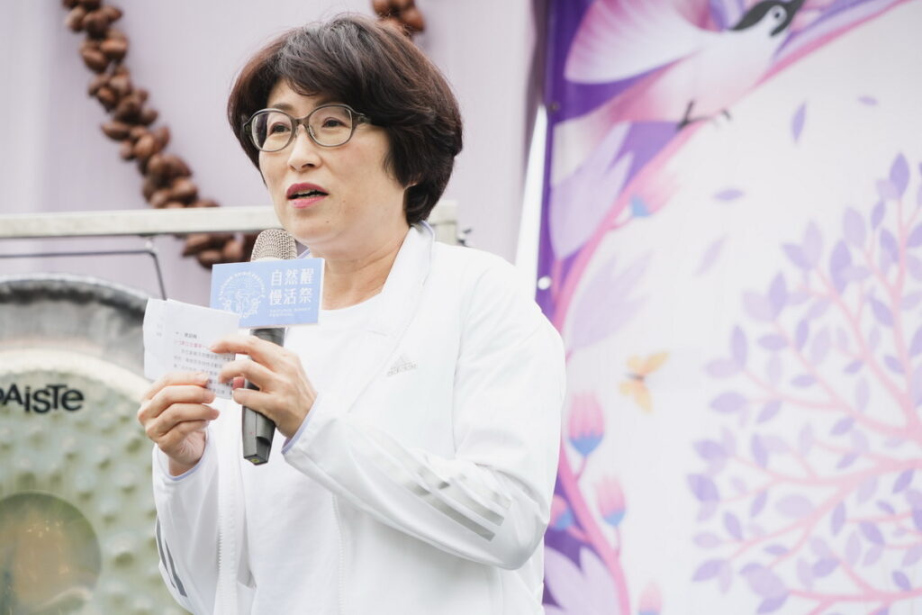 臺東縣大家長饒慶鈴親臨自然醒慢活祭開幕現場,期待打造臺東為全國獨一無二的身心靈療癒城市。照片提供/臺東縣政府(自然醒慢活祭)