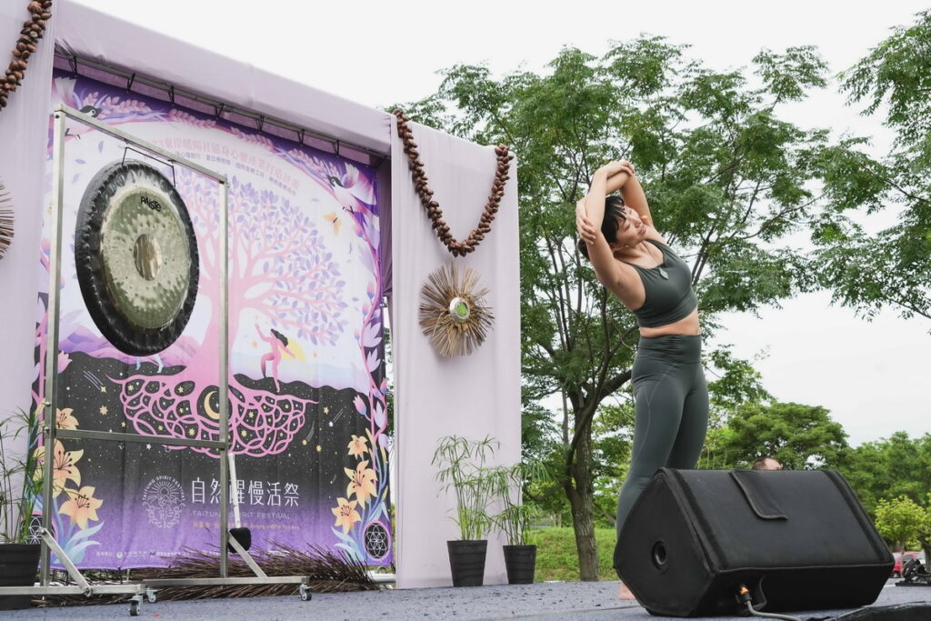 自然醒慢活祭邀請在地瑜伽教室師資帶領大地瑜珈活動。照片提供/臺東縣政府(自然醒慢活祭)