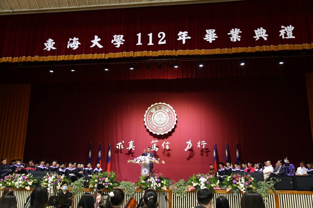 東海大學「112 年畢業典禮」，邀請傑出校友蔡其昌以大學長身分向學弟妹演講。（圖/東海大學提供）