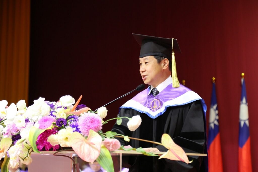 東海大學校長張國恩致詞勉勵畢業生。（圖/東海大學提供）