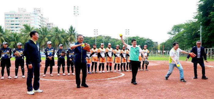 企業女子壘球聯賽 新世紀黃蜂隊高雄主場喜迎勝利
