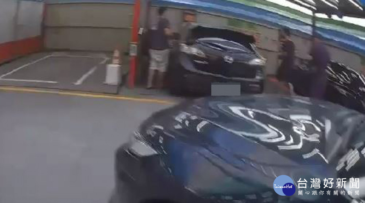 警方趁許嫌欲洗車之際當場逮人／林詩涵翻攝