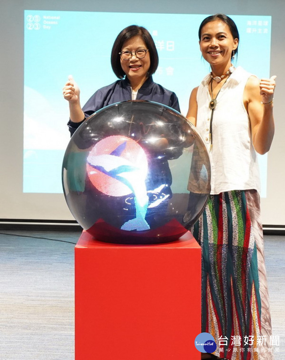 ▲管碧玲與創作歌手戴曉君一同進行國家海洋日啟動儀式。（圖／記者 許高祥 翻攝）