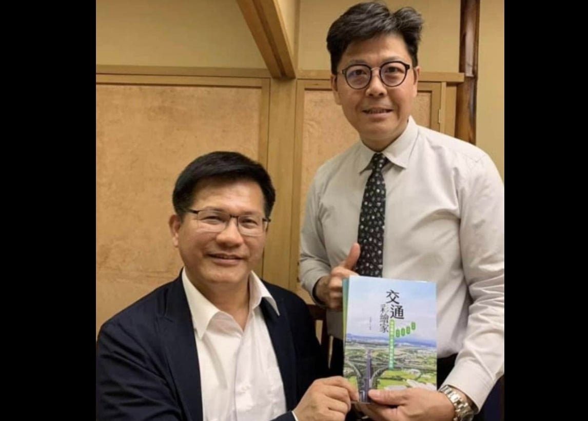 陳琬惠指林佳龍曾於2020年7月與im.B詐騙案主嫌曾國緯(原名曾耀鋒)把酒言歡,還題字贈書給對方。翻攝陳琬惠臉書
