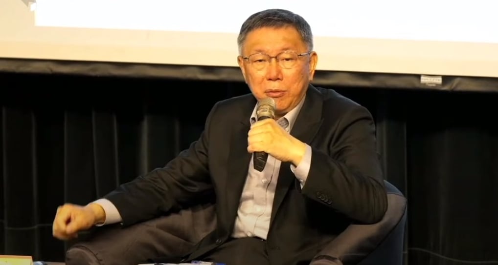 柯文哲今(28)日出席台大政治系學會及亞太青年協會舉辦的「校園總統馬拉松」。翻攝畫面