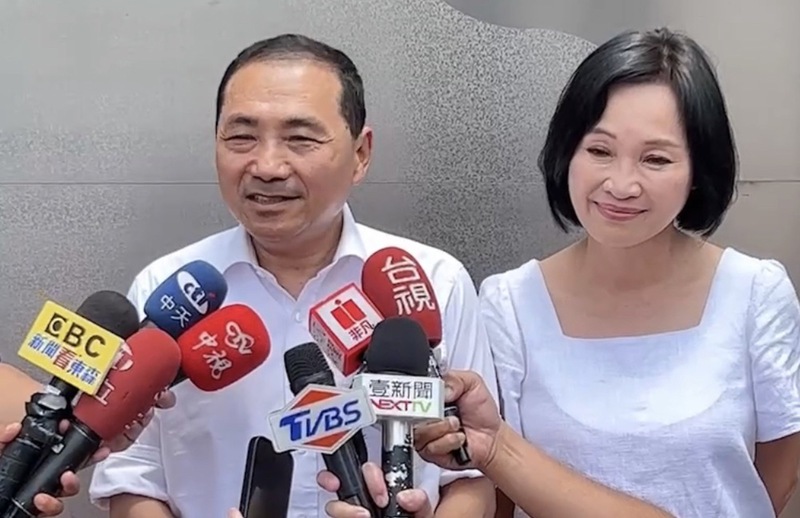 侯友宜28日在國民黨智庫執行長柯志恩(右)陪同下,前往拜會屏東縣議長周典論。中央社