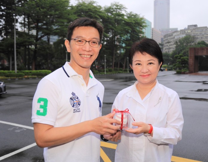 圖文獲最多讚 盧秀燕親送球迷李維拉簽名球 65 | 運動 運動 記者爆料網