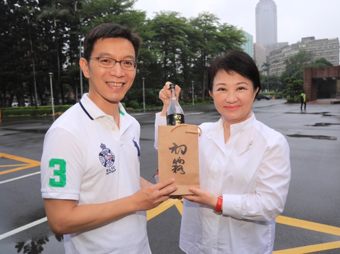 圖文獲最多讚 盧秀燕親送球迷李維拉簽名球 63 | 運動 運動 記者爆料網
