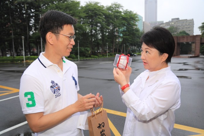 圖文獲最多讚 盧秀燕親送球迷李維拉簽名球 64 1 | 運動 運動 記者爆料網