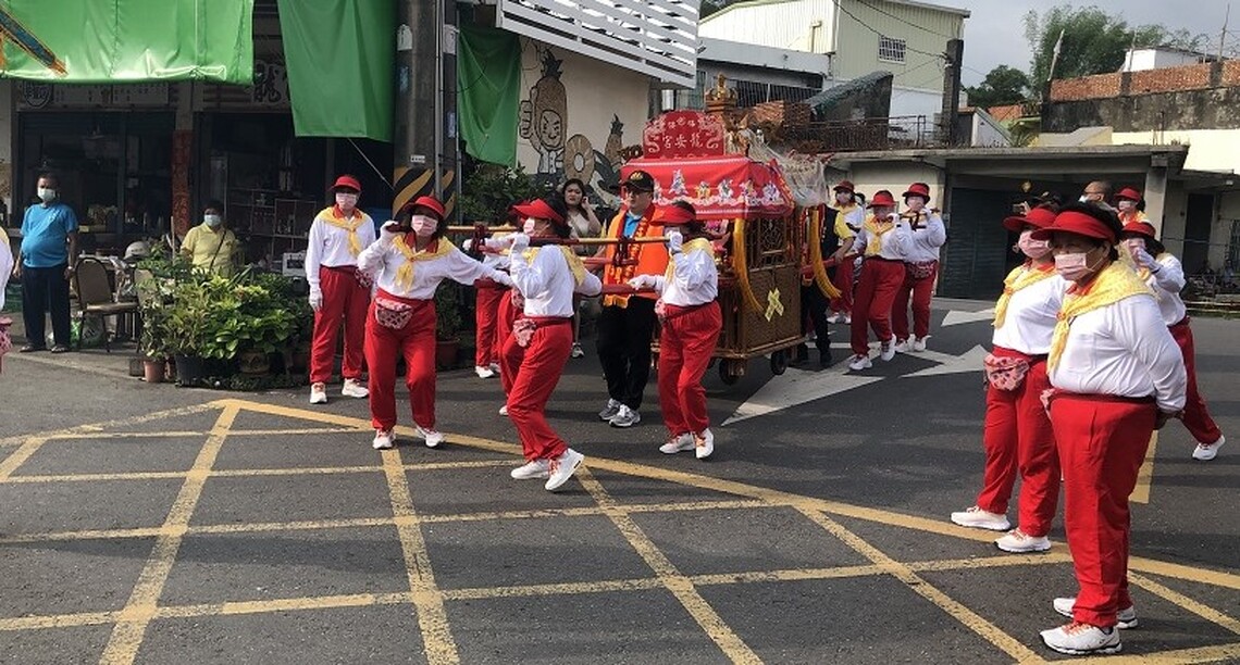 女性同胞扛抬大轎 吸睛