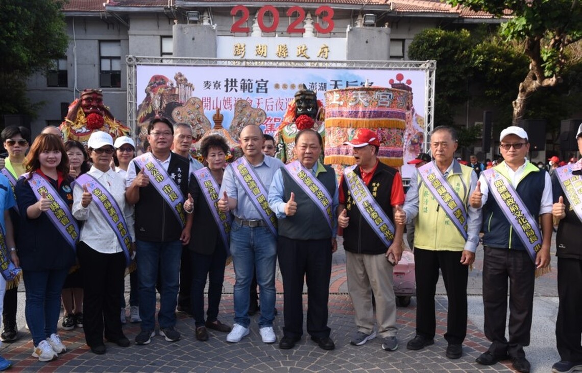 麥寮拱範宮三甲七保會香繞境 陳光復點起馬炮祈福