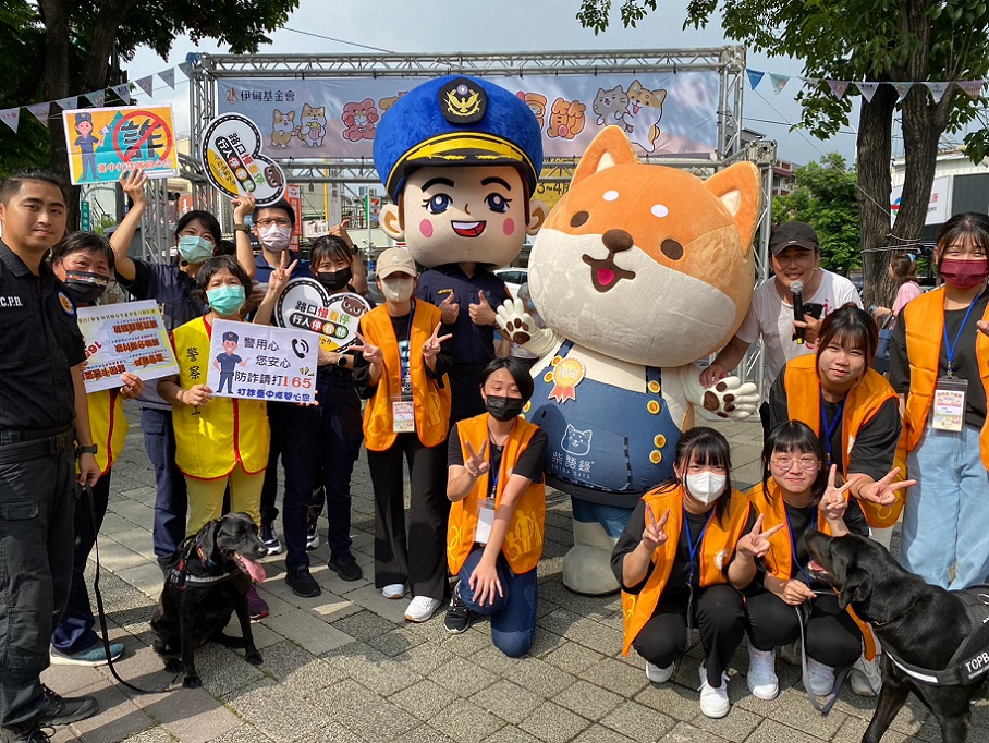▲圖說：警察與柴語錄公益大使共同反詐            （圖／台中市政府提供）