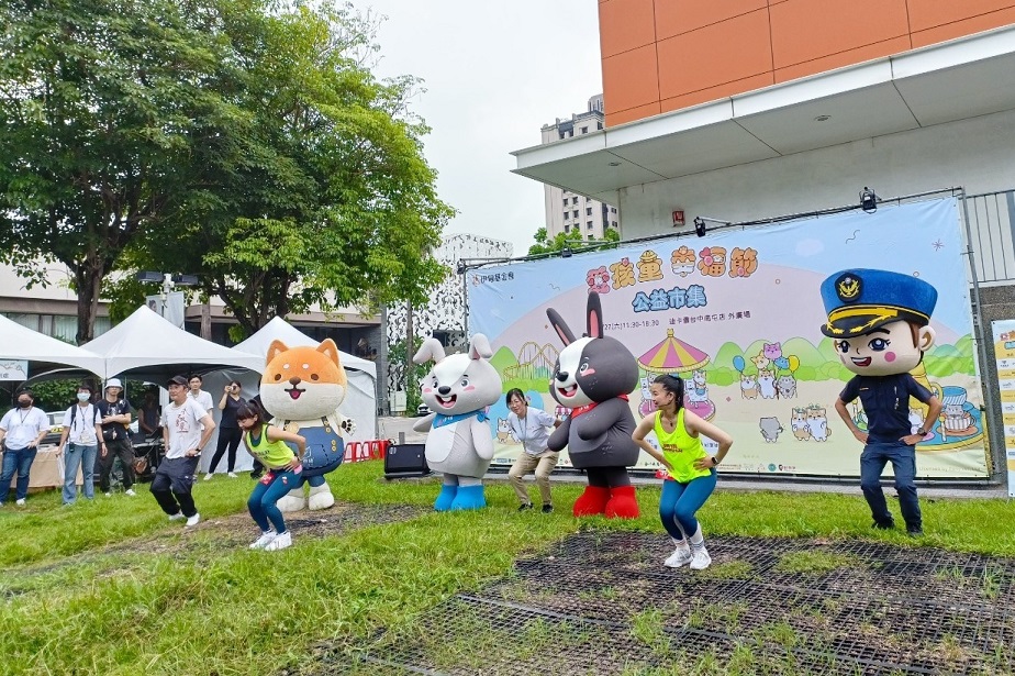 ▲圖說：警察大頭娃娃與柴語錄公益大使飆汗尬舞 （圖／台中市政府提供）