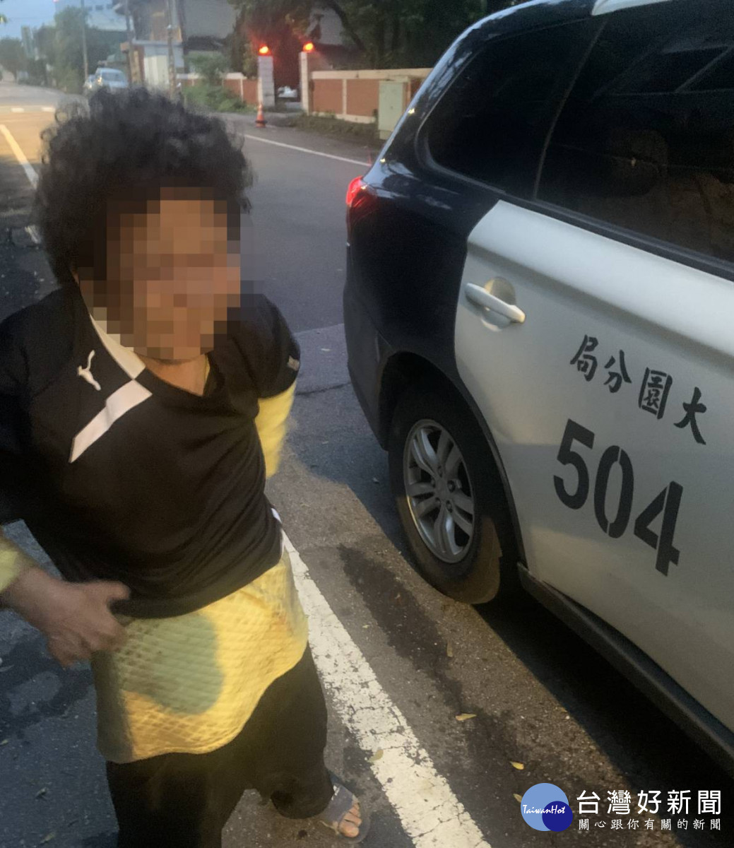 老婦清晨散步暈眩路倒，大園警關懷協助護送返家。