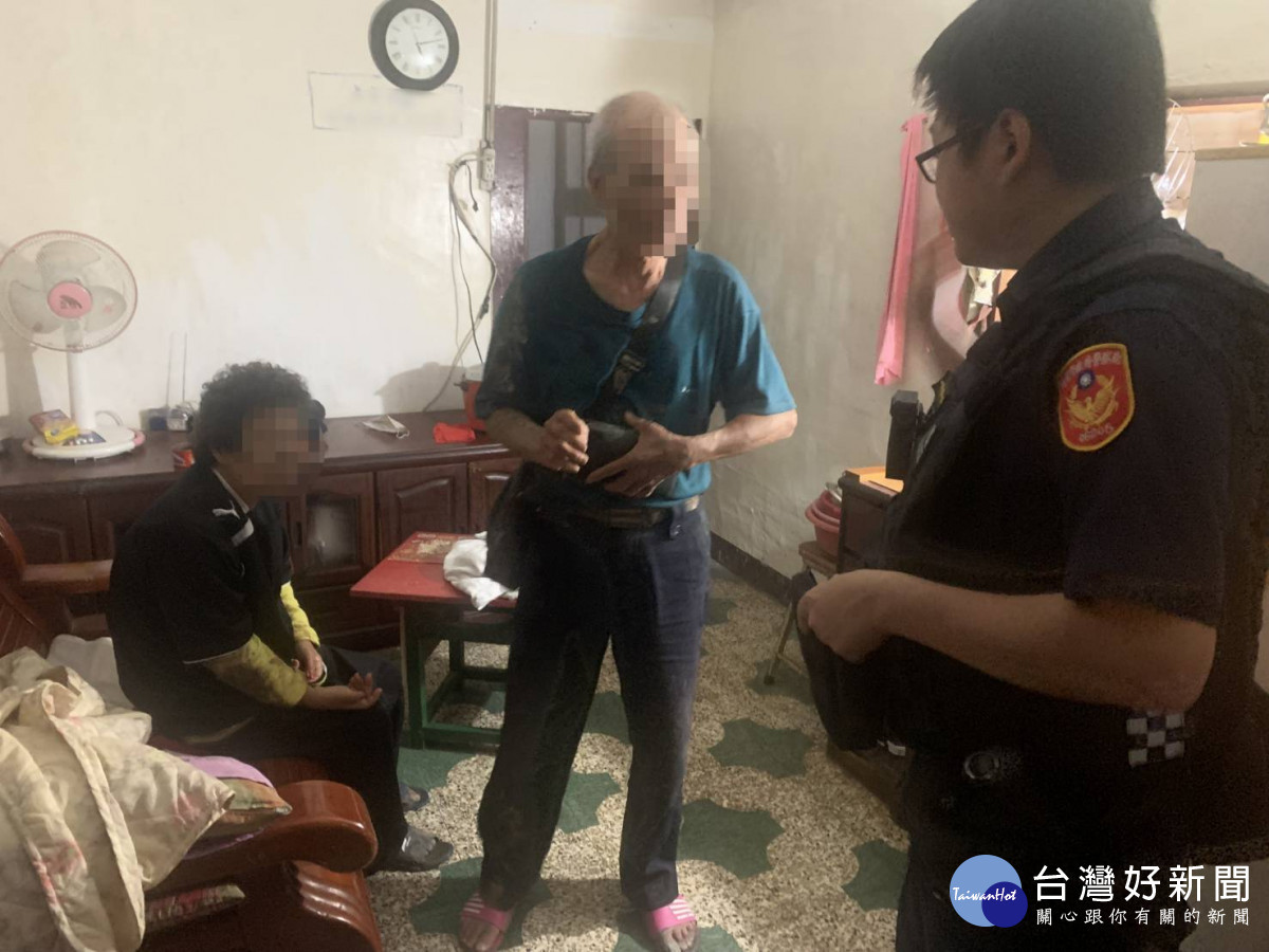 老婦清晨散步暈眩路倒,大園警關懷協助護送返家。