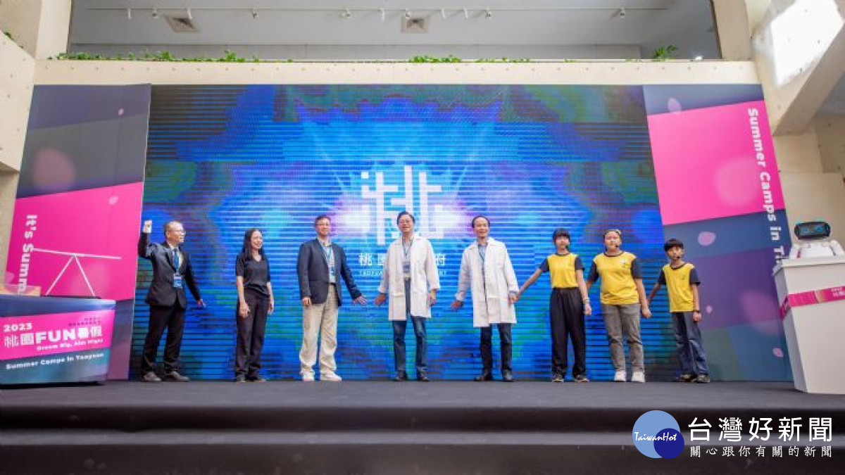 市長化身科學家為活動進行啟動儀式。