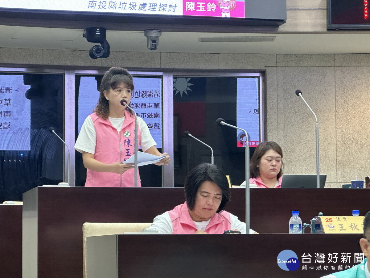 陳玉玲等議員對垃圾的處理表達關切。（記者扶小萍攝）