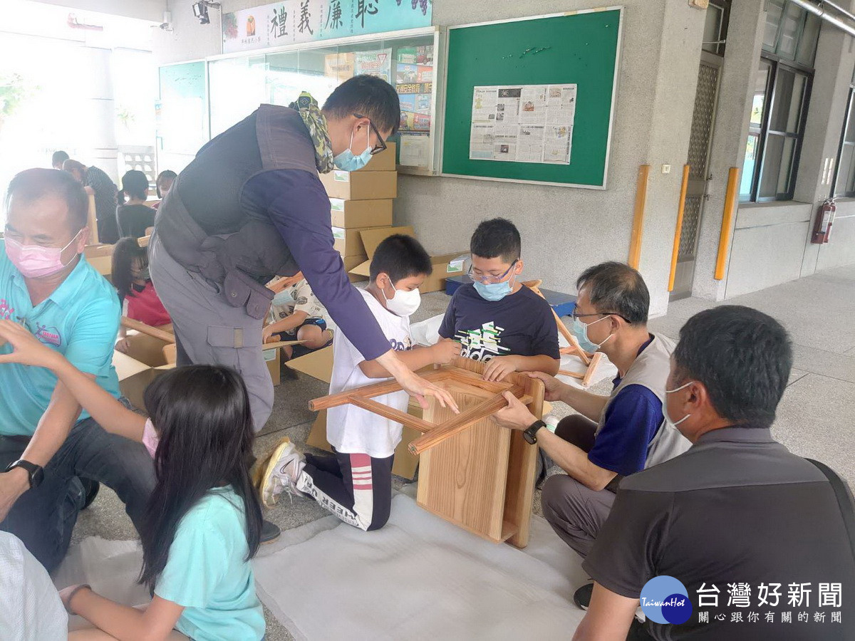 林管處指導平林國小師生組裝課桌椅。（南投林管處提供）