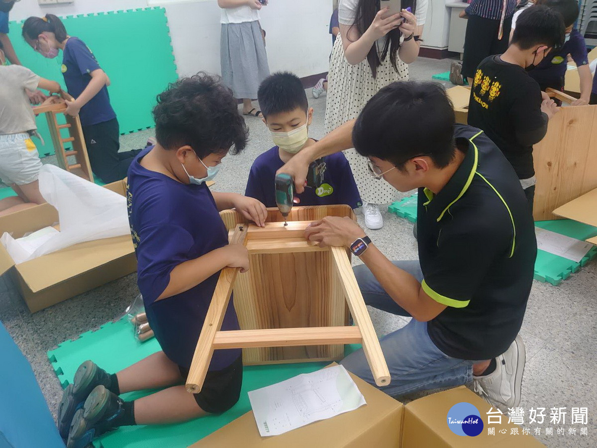 雙冬國小師生組裝課桌椅。(南投林管處提供)
