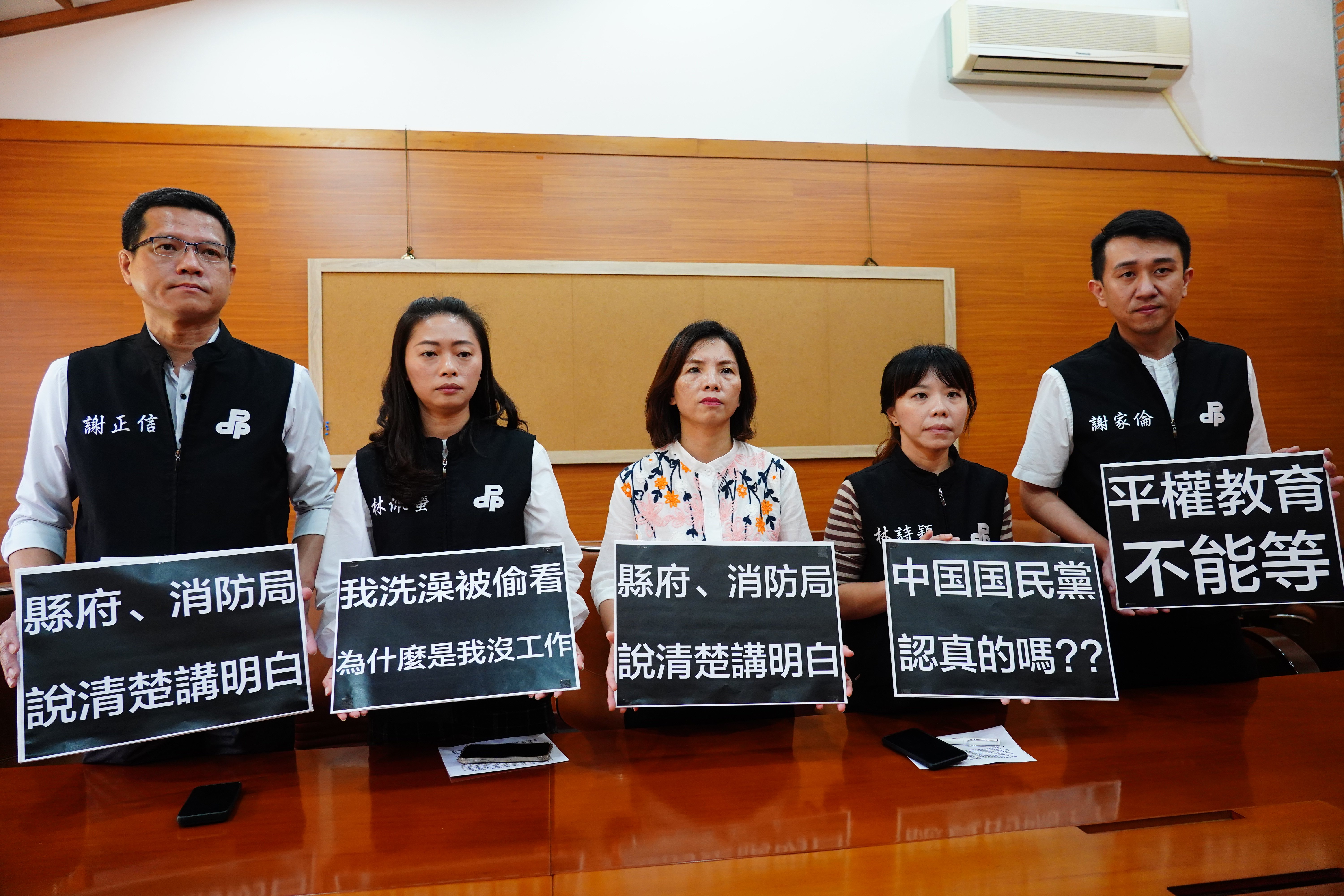 民進黨宜蘭縣議會黨團今再度召開記者會,要求國民黨宜蘭縣議員黃浴沂道歉,同時要求縣府及國民黨提名的立委候選人黃琤婷對此案立場說清楚講明白。林泊志攝